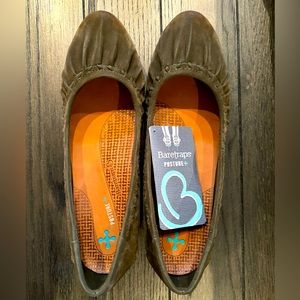 Baretraps Women's Norma Flats Posture Plus Size 9. Olive green